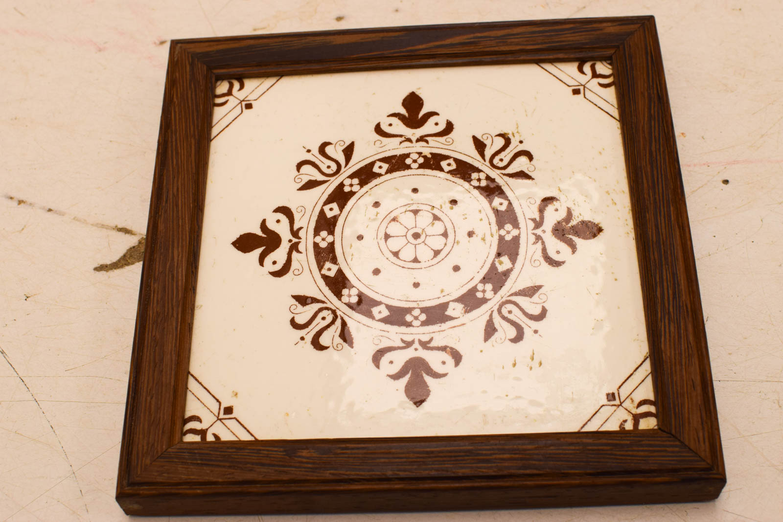 Alternative view of Wandtegel in een houten lijstje  49671