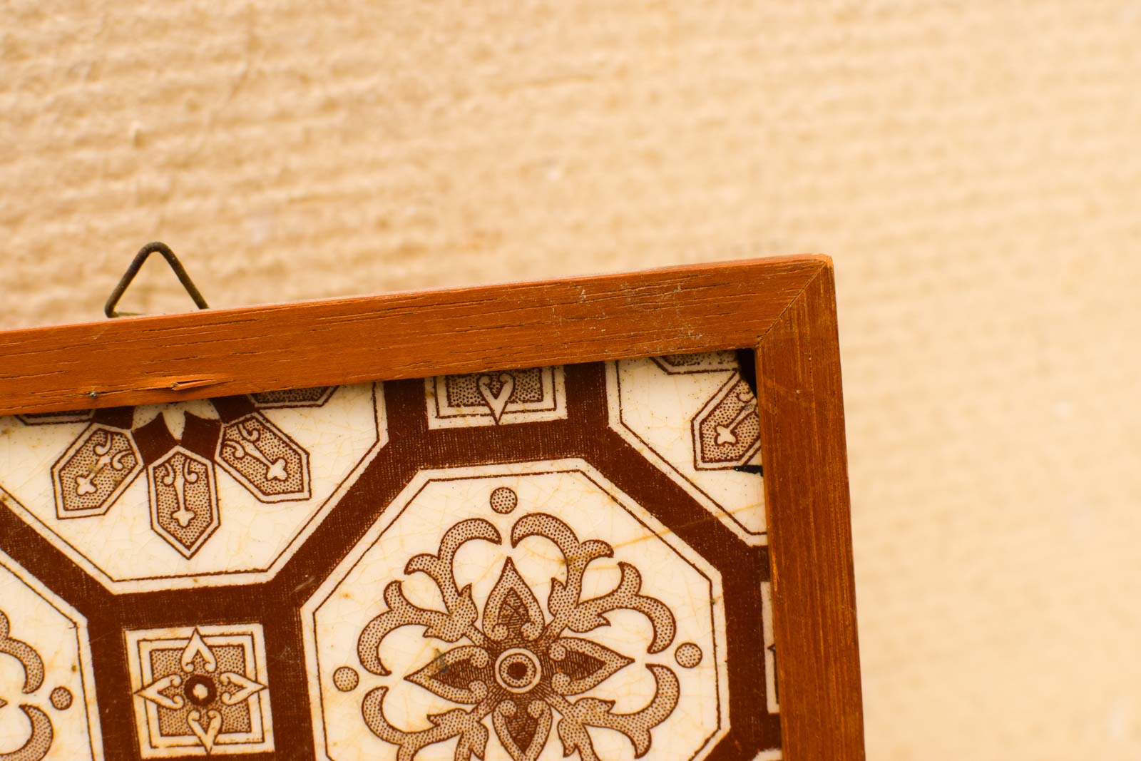 Alternative view of Wandtegel in houten lijstje  49678