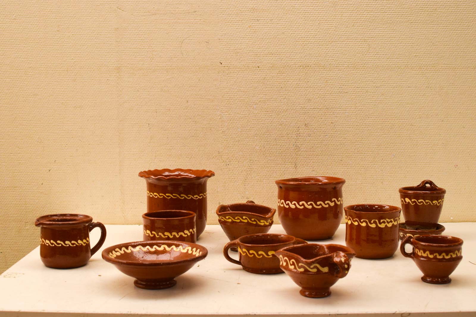 11 stuks Fries aardewerk potten 49679