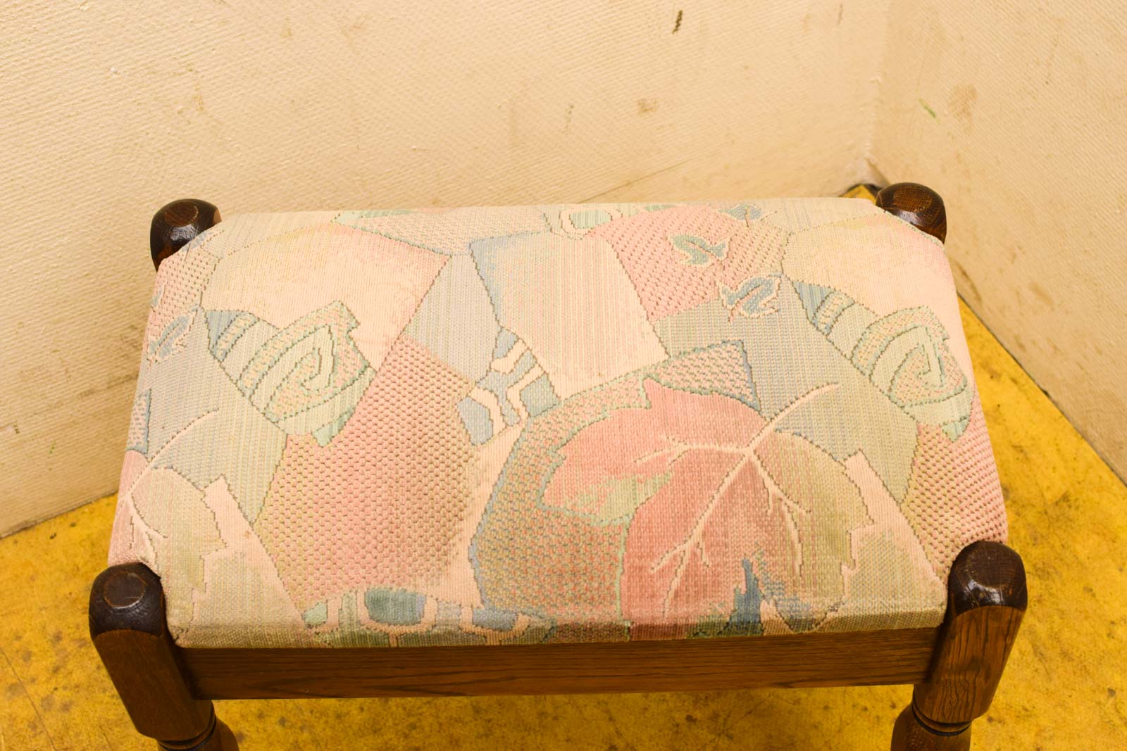 Alternative view of Voetenbankje  49689