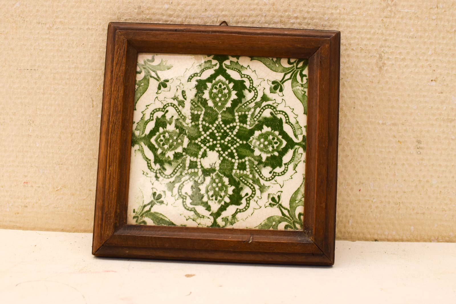Wandtegel in een houten lijstje 49699