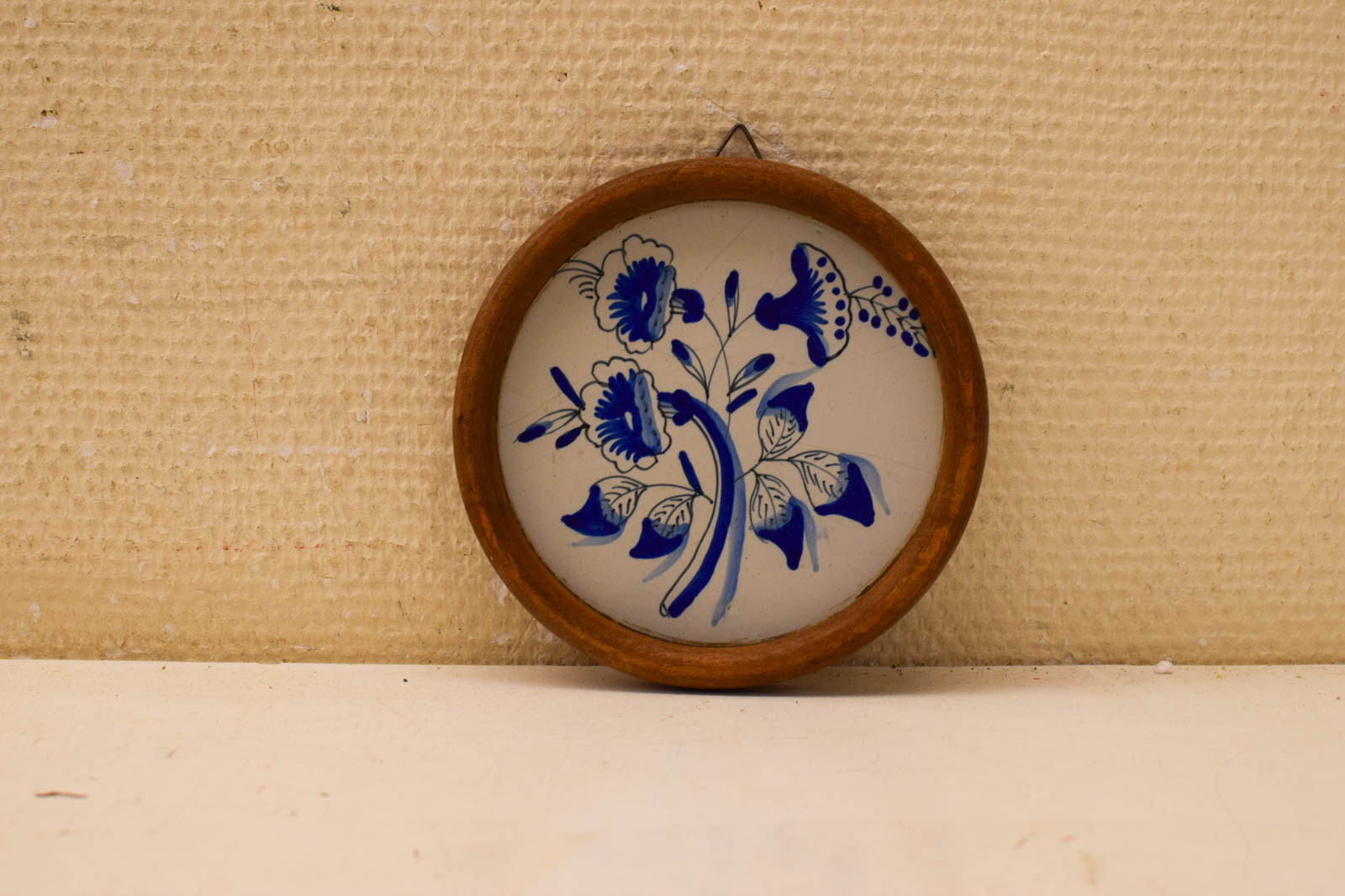 Ronde Wandtegel in houten lijstje  49703