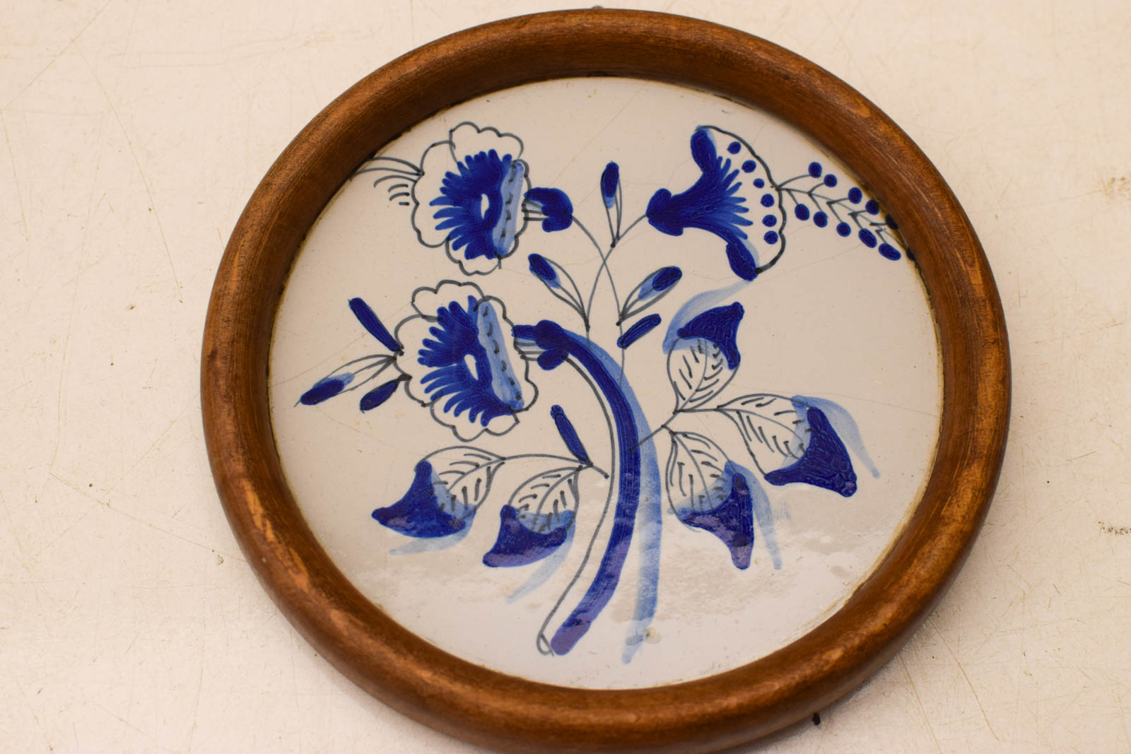 Alternative view of Ronde Wandtegel in houten lijstje  49703