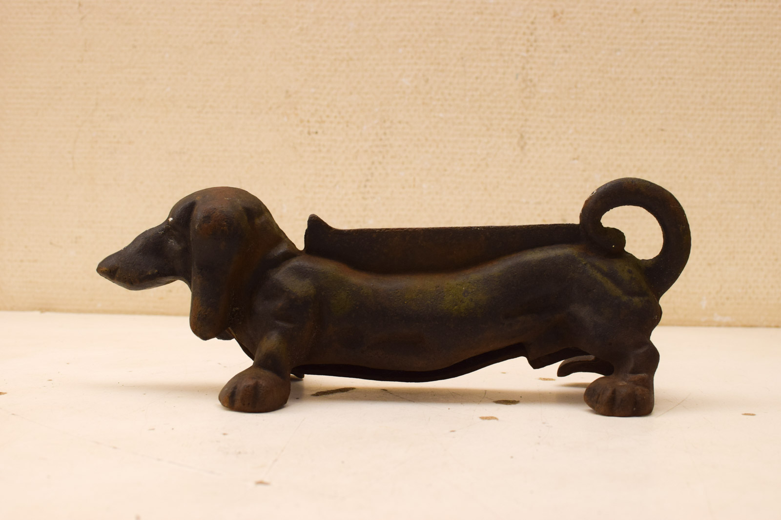 Gietijzeren schoenschraper  in de vorm van een tekkel 49714