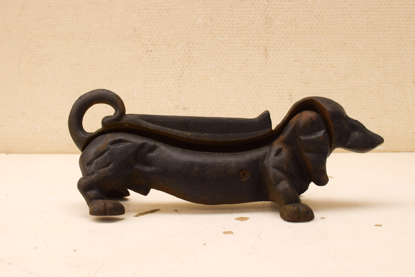 Alternative view of Gietijzeren schoenschraper  in de vorm van een tekkel 49714