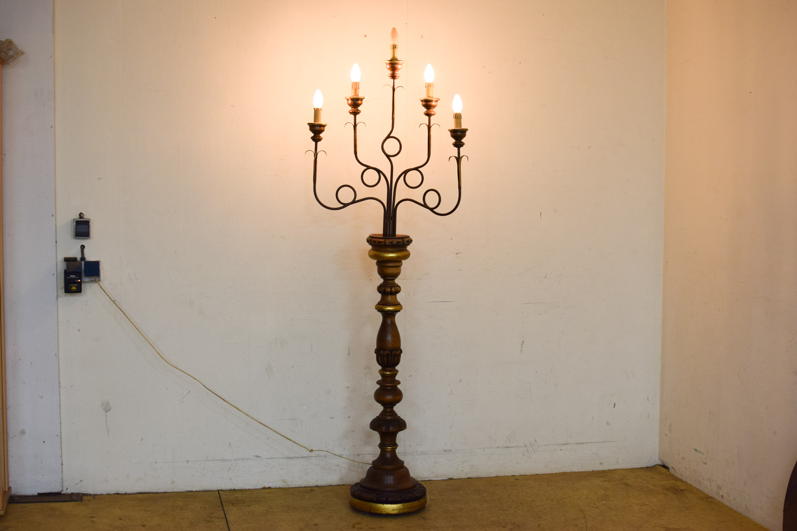 Vloerlamp in de vorm van een kandelaar  49715