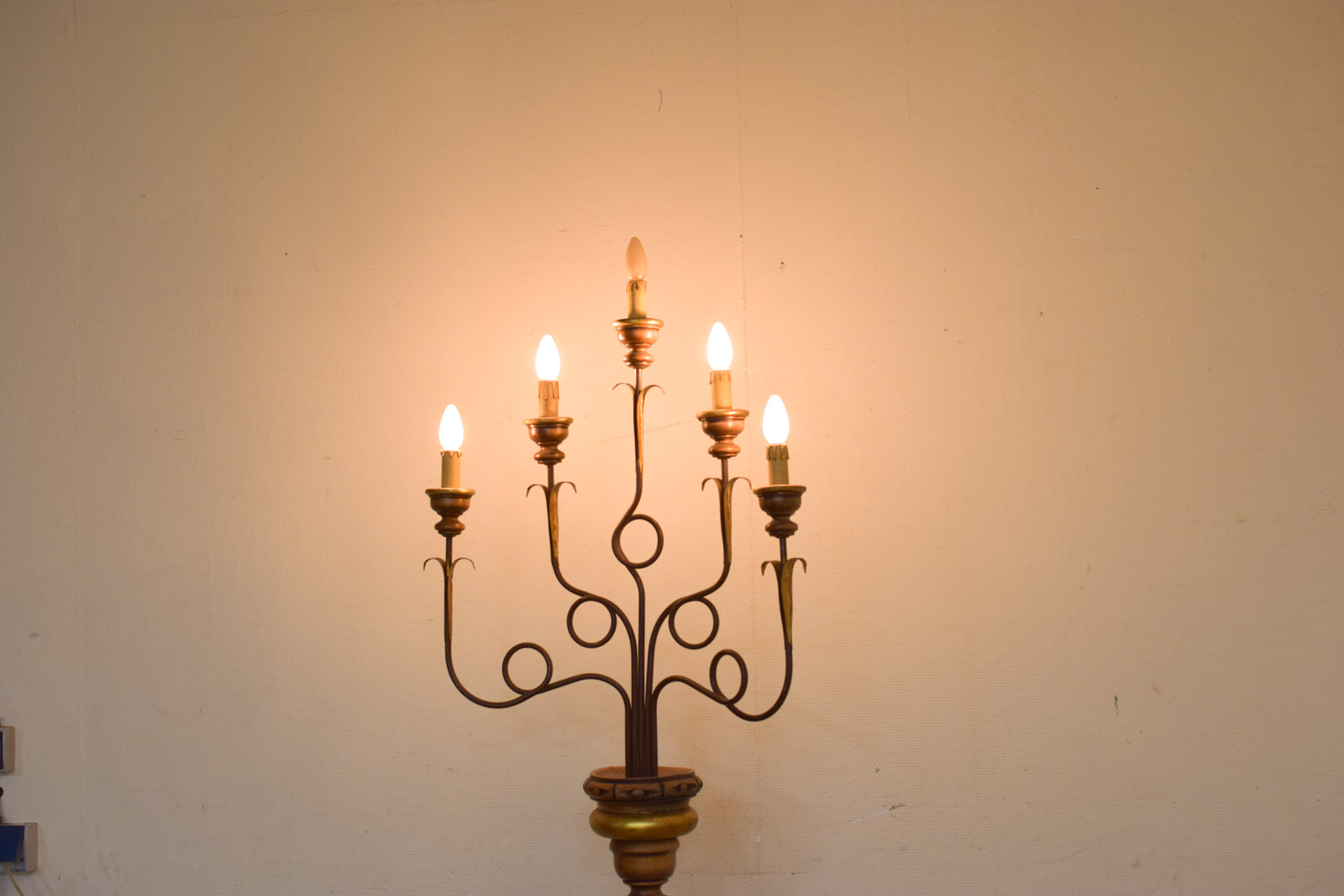 Alternative view of Vloerlamp in de vorm van een kandelaar  49715