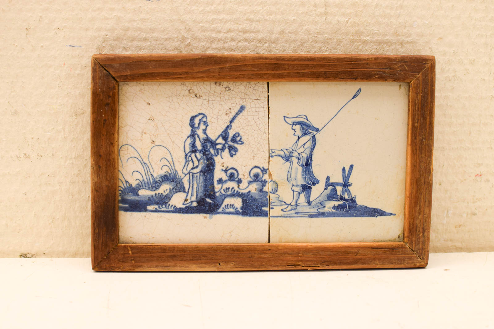 2 wandtegeltjes in een houten lijstje  49733