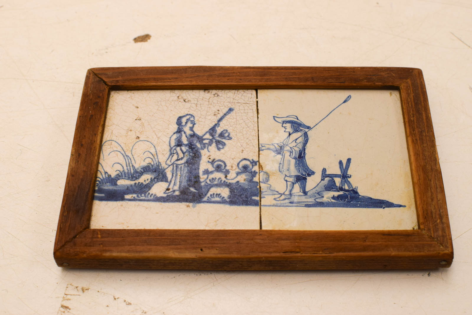 Alternative view of 2 wandtegeltjes in een houten lijstje  49733