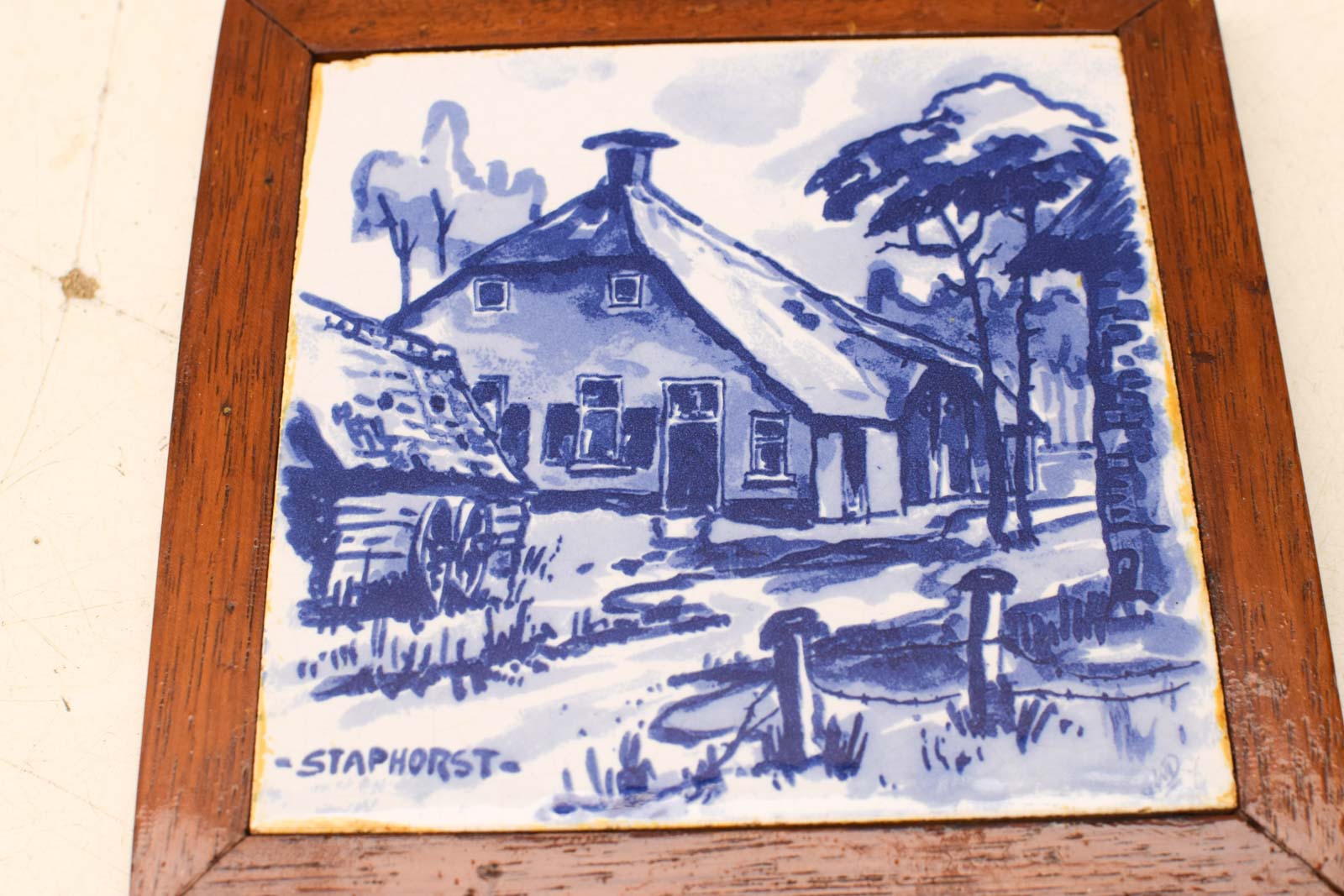 Alternative view of Wandtegel in houten lijstje Staphorst  49743