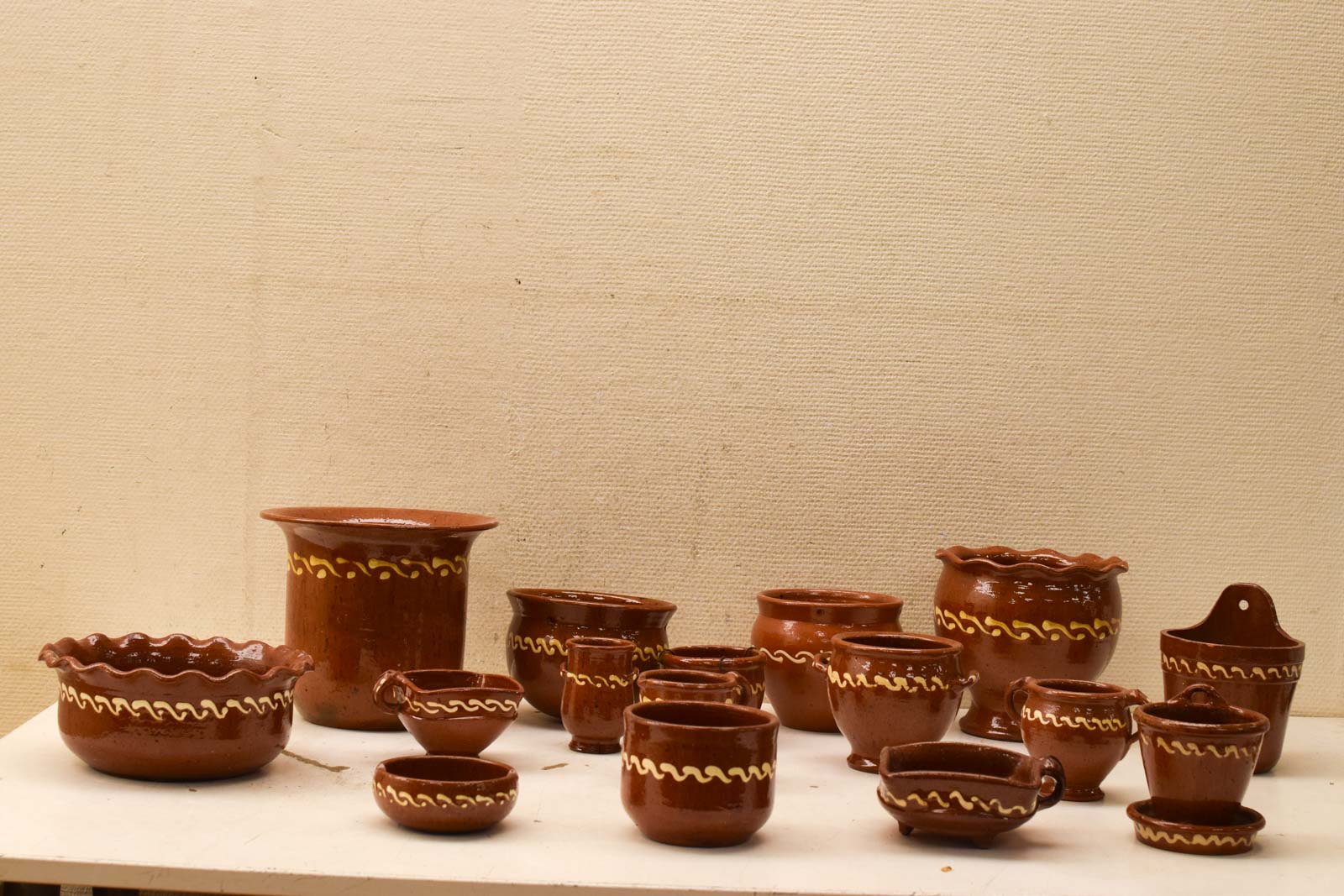 16 stuks Fries Aardewerk potten 49748