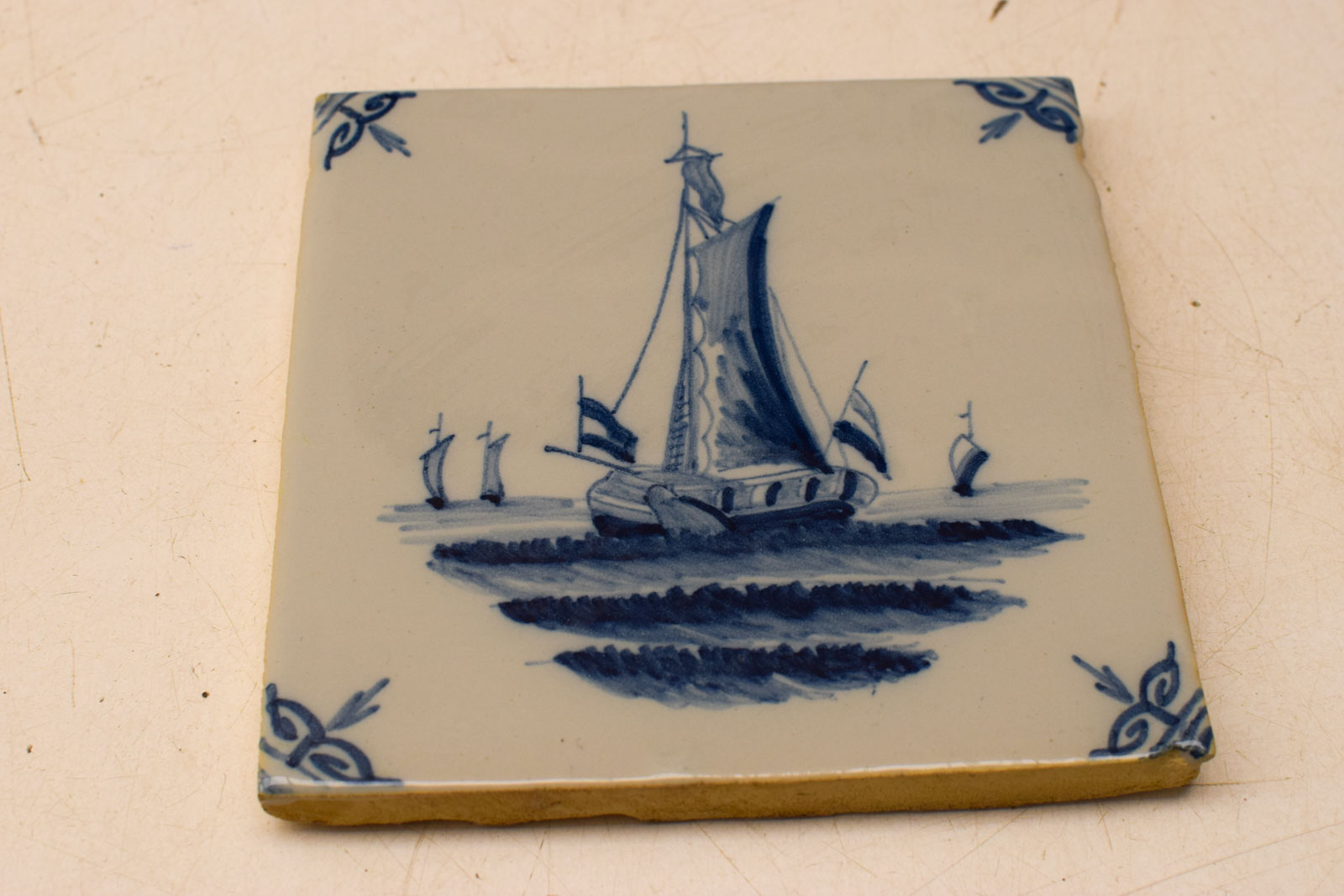 Alternative view of Wandtegel met prent van een boot  49754