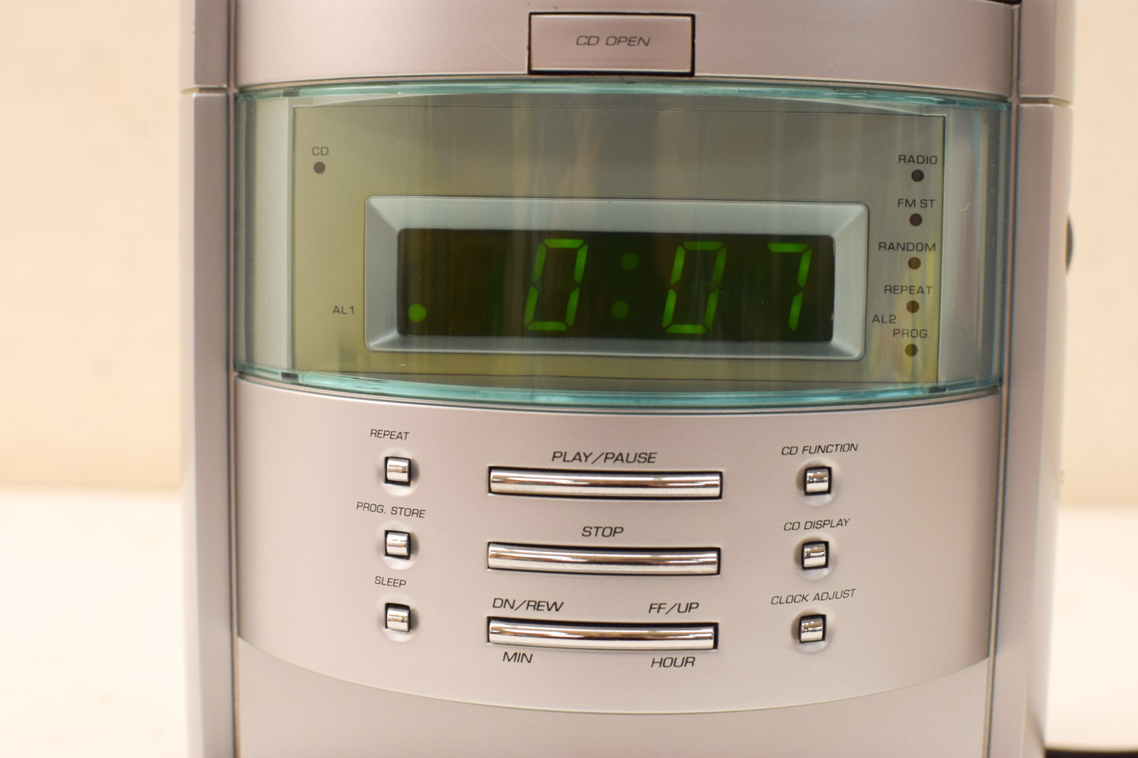 Alternative view of MT logic dual alarm cd clock radio 49770