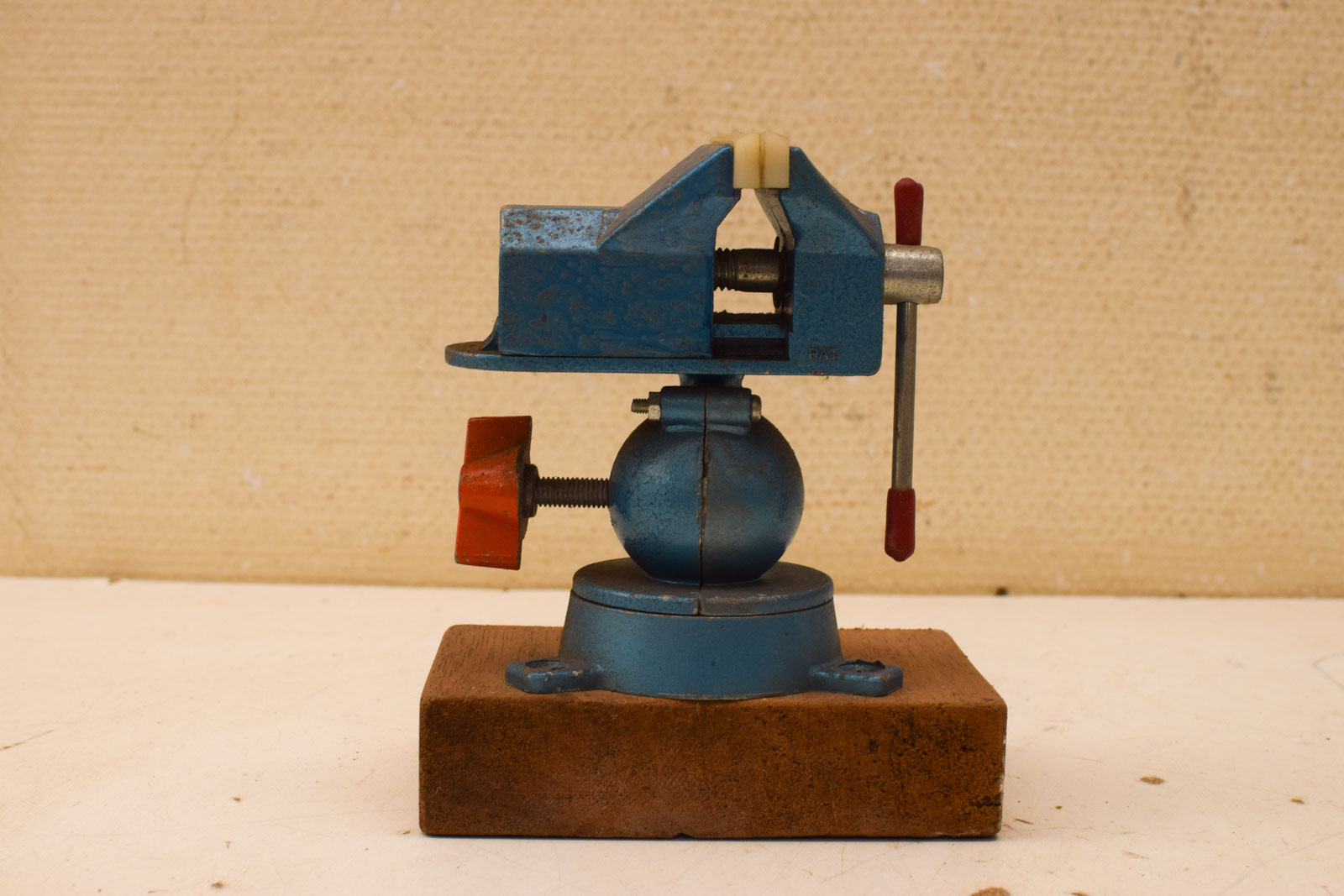 Bankschroef op een blokje hout  49786