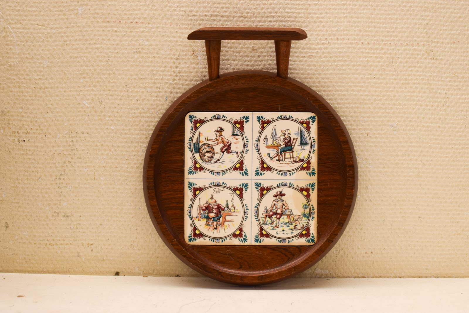 Een ronde Kaasplankje  met 4 tegeltjes  49815