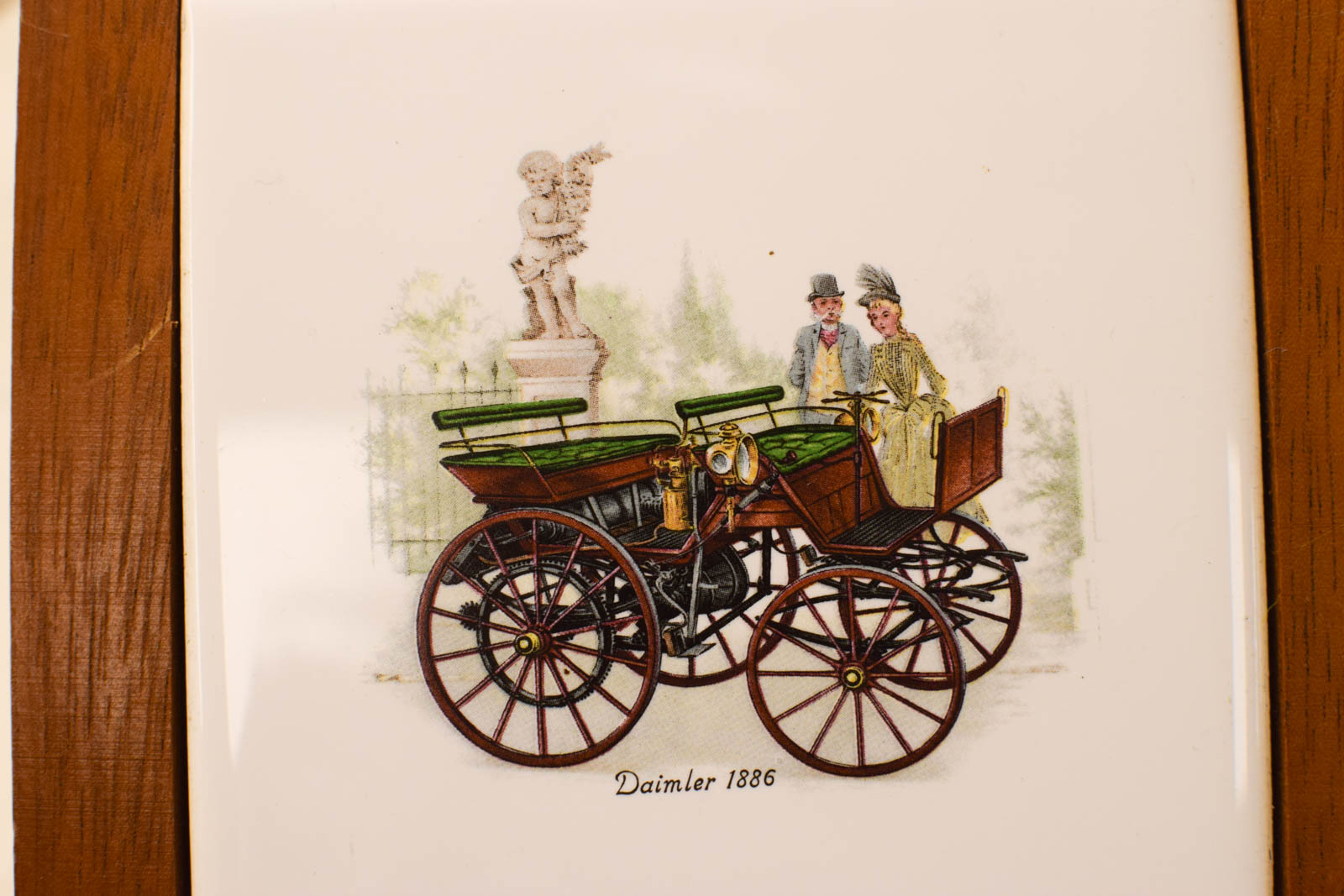 Alternative view of Wandtegel in houten lijstje met prent van een stelletje bij een koets  49836