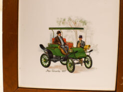 Alternative view of Wandtegel in houten lijstje met prent van een antieke auto met 2 mannen 49841
