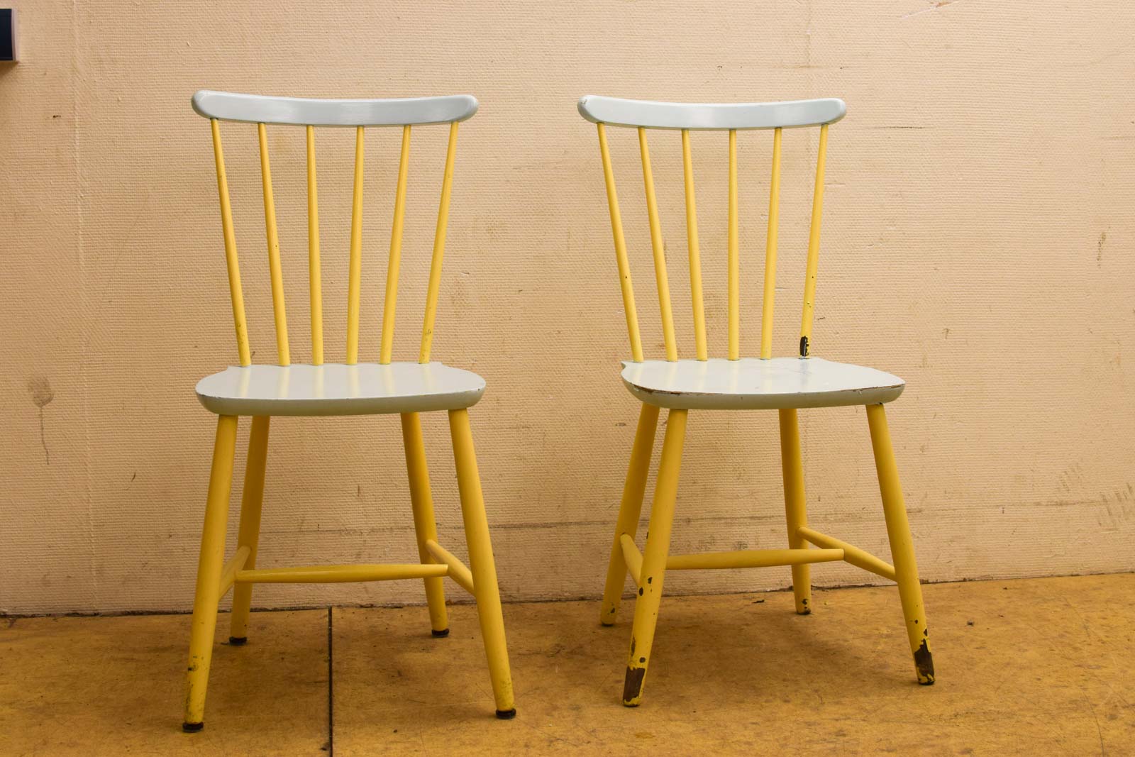 2 Stuks houten stoelen 49850