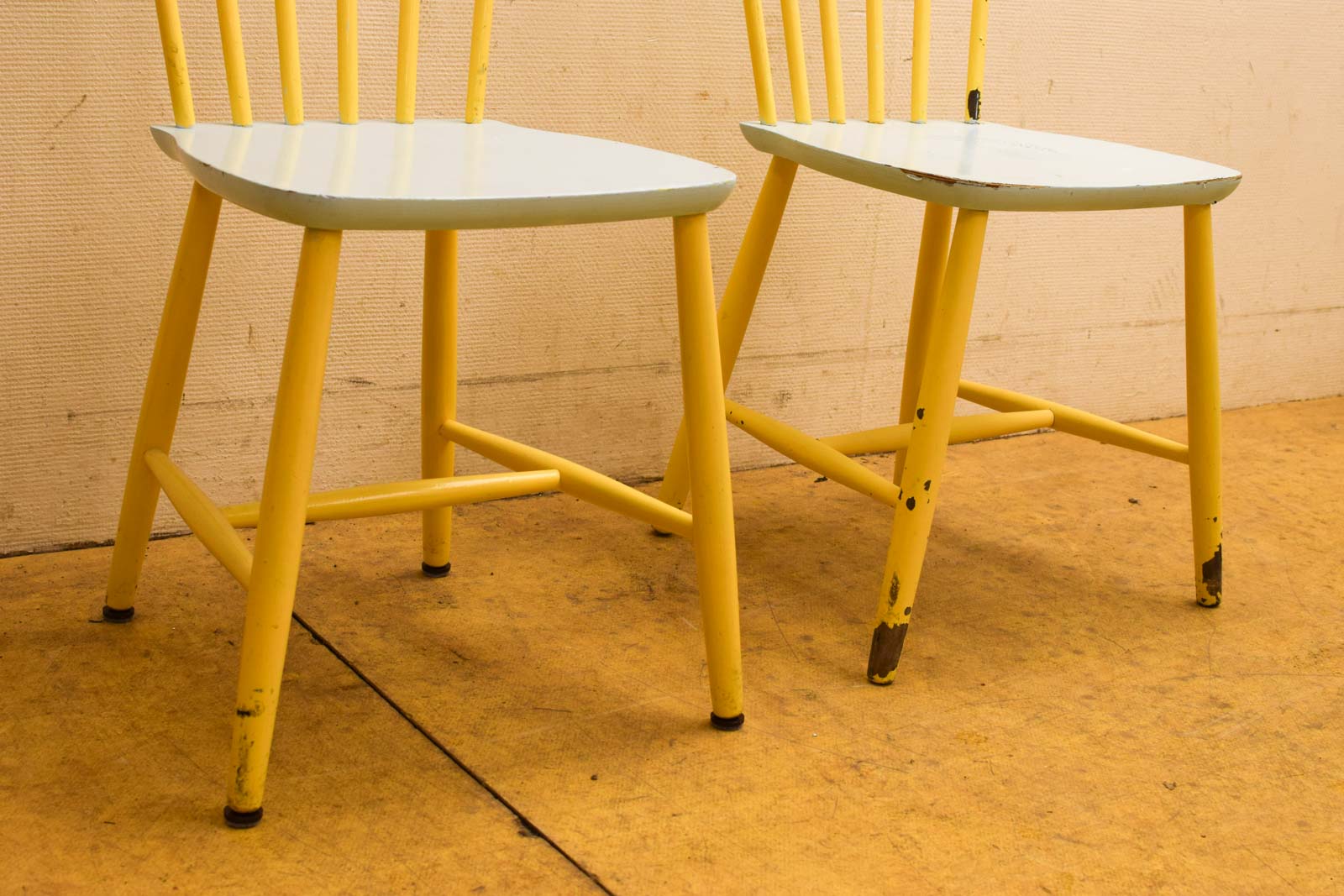 Alternative view of 2 Stuks houten stoelen  49850