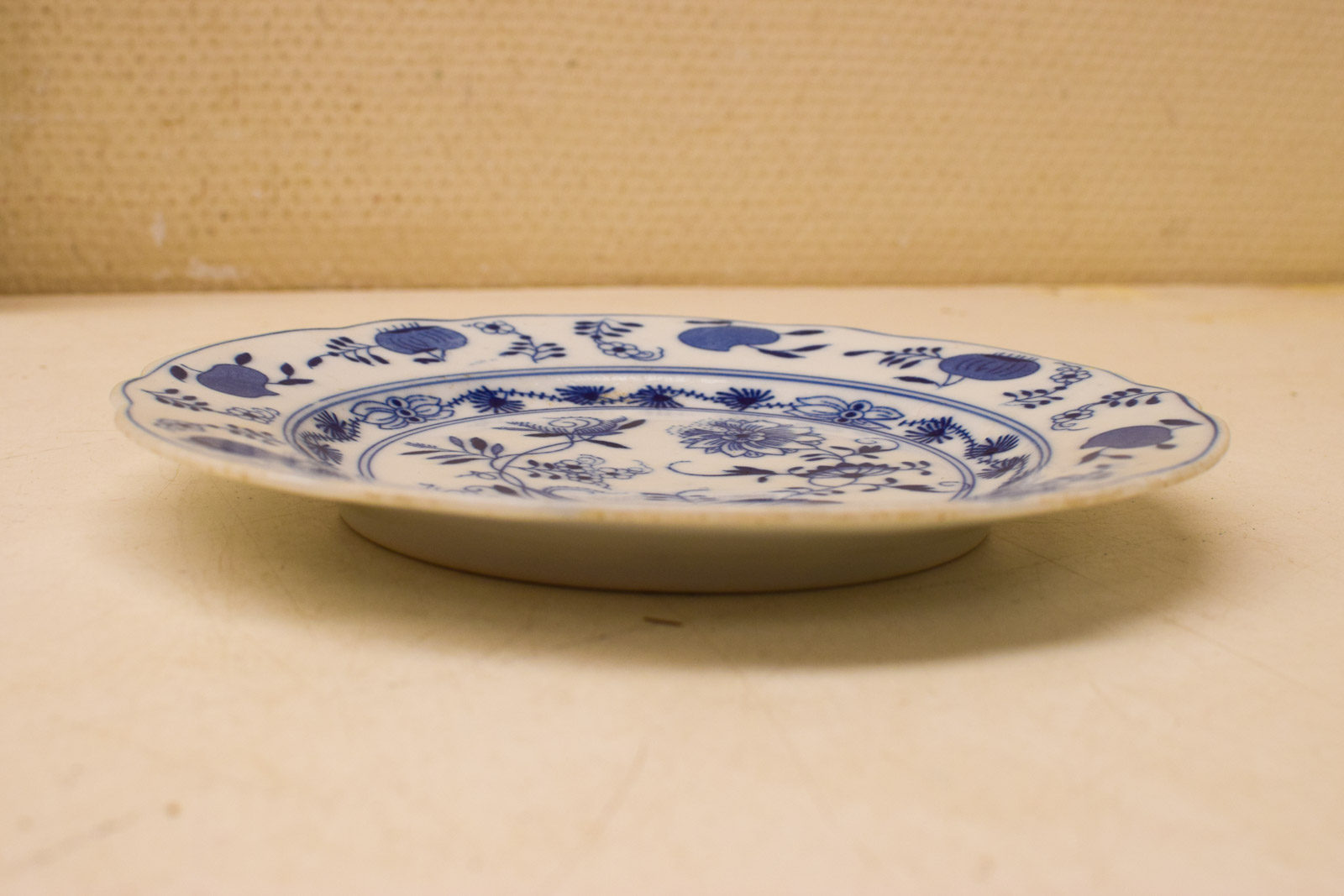 Alternative view of 2 stuks Louis Regout porseleinen borden  49887