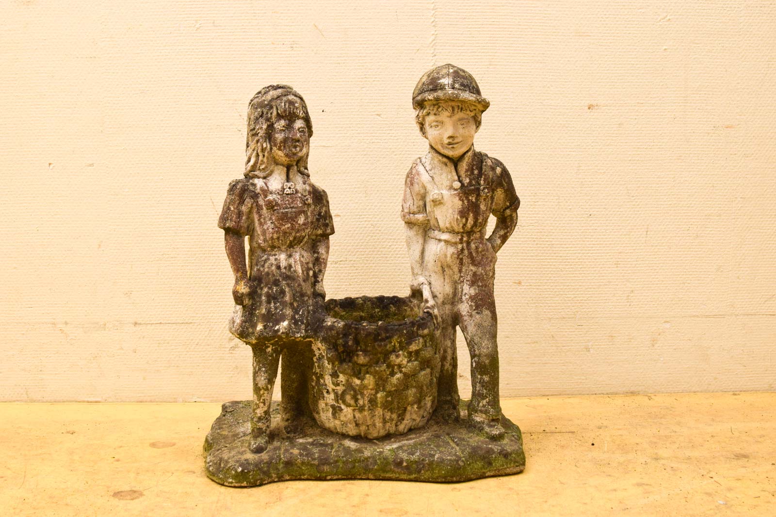 Tuinbeeld van een jongen en meisje die een bloempot vasthouden  49896