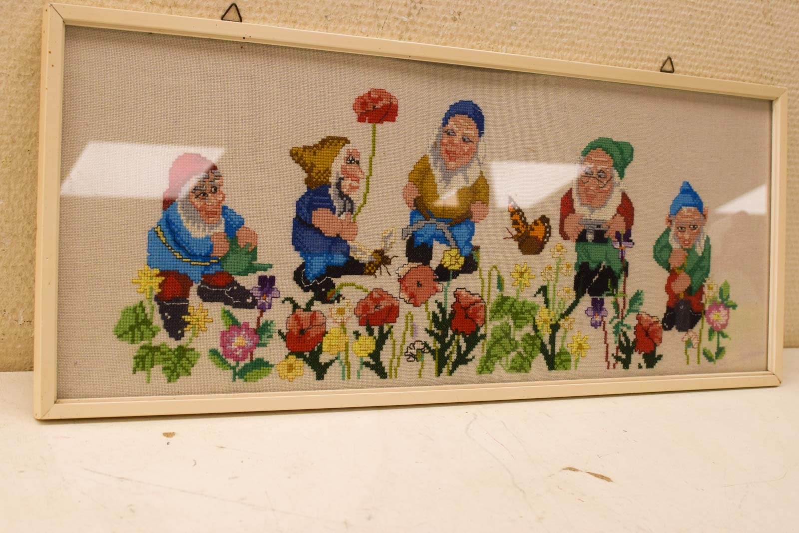 Alternative view of Geborduurde schilderij van  tuinkabouters   49910