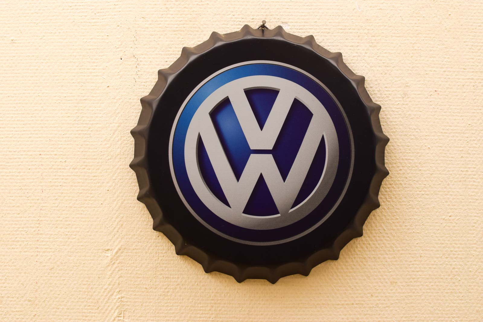 Metalen Volkswagen in de vorm van een wieldop  wanddecoratie  49987