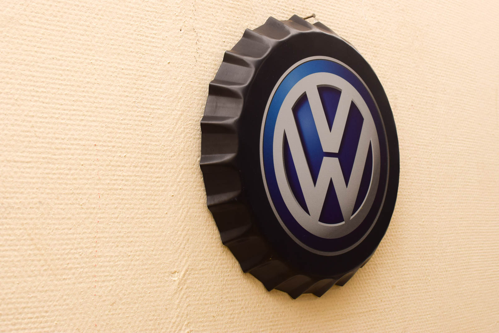 Alternative view of Metalen Volkswagen in de vorm van een wieldop  wanddecoratie  49987