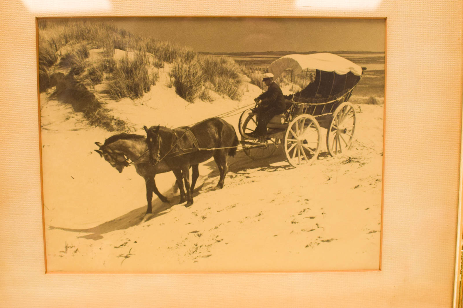 Alternative view of Pren van paarden met wagen op het strand 49999