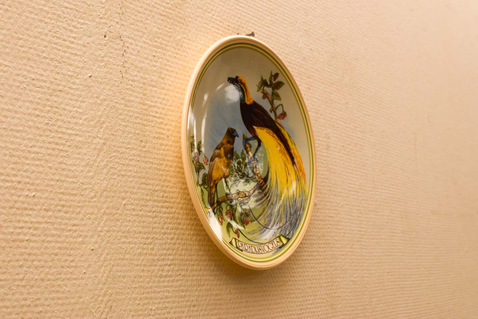 Alternative view of Porseleinen Wandbord  met prent van  Paradijsvogels  50010