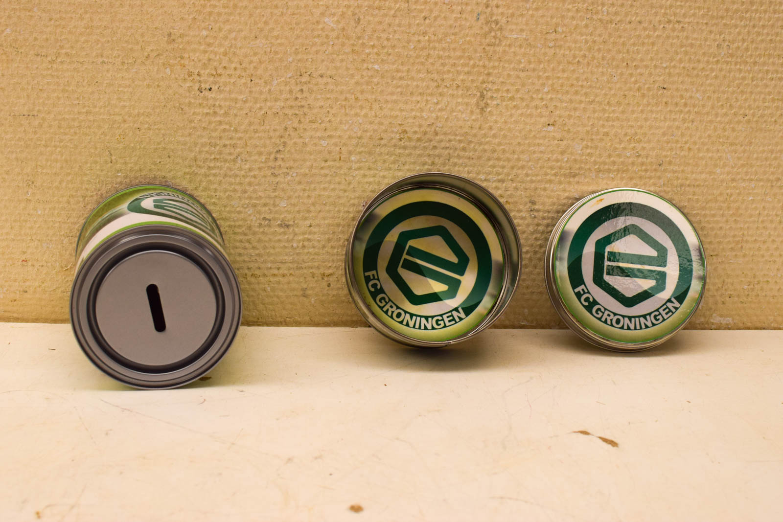 Alternative view of 2 stuks FC Groningen blikken  50025