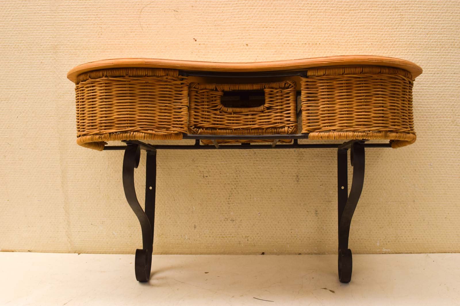 Muurkastje met lede en metalen onderstel  50029