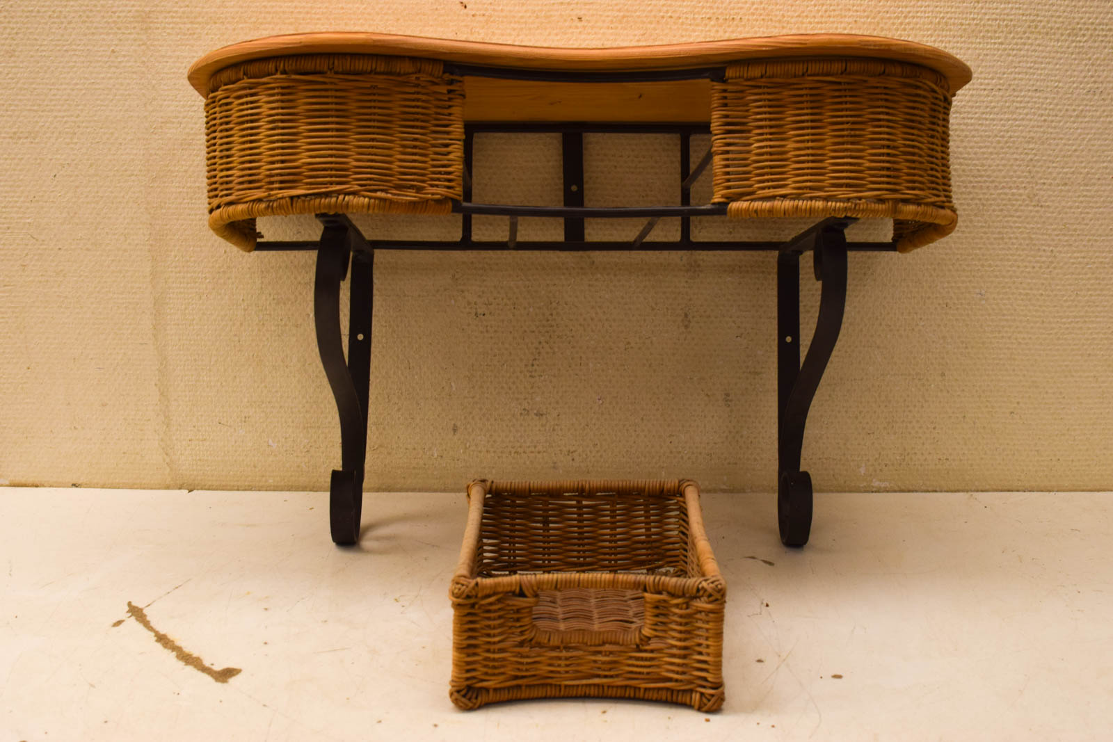 Alternative view of Muurkastje met lede en metalen onderstel  50029