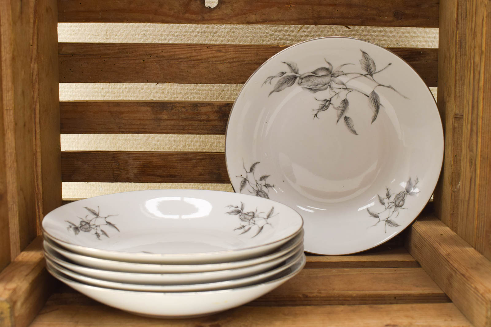 6 stuks porseleinen diepe  borden met prent van een roos  50148