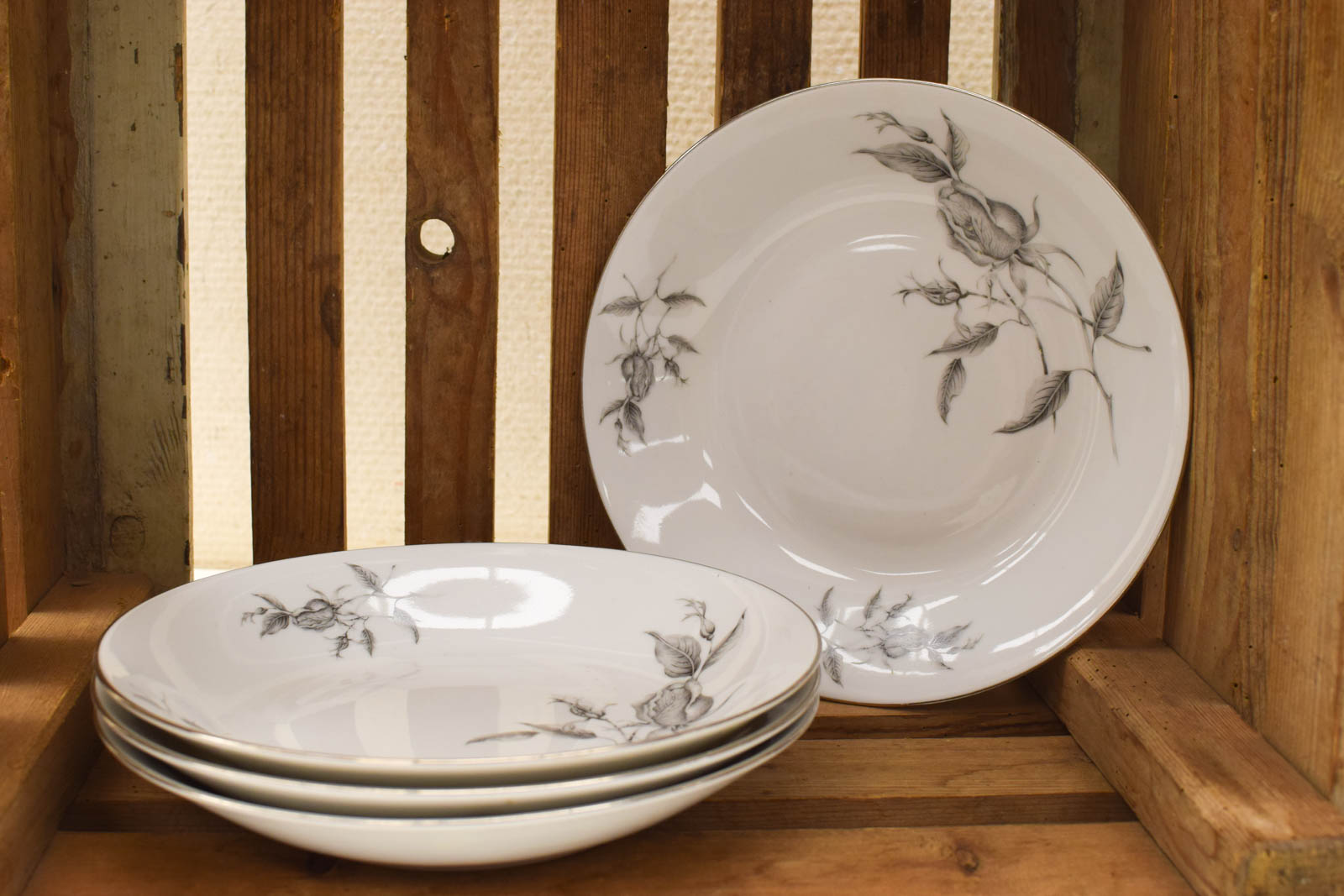 4 stuks porseleinen diepe borden met afdruk van een roos  50156