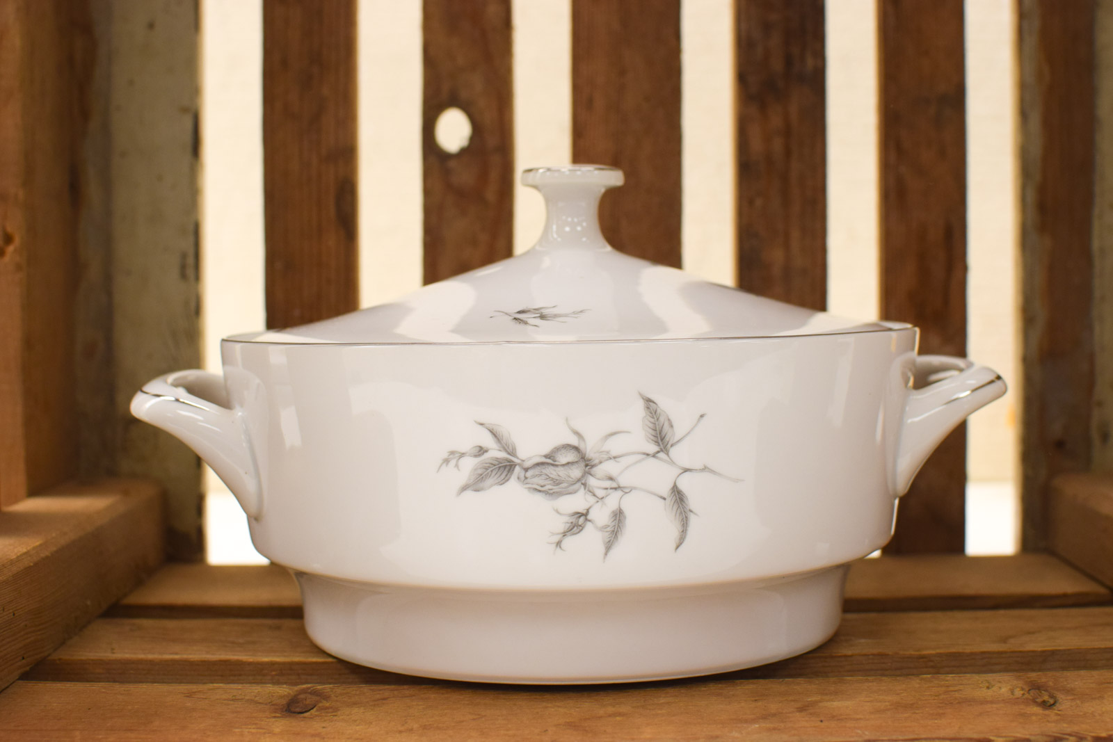 Porseleinen afdekschaal  met prent van een roos  50162