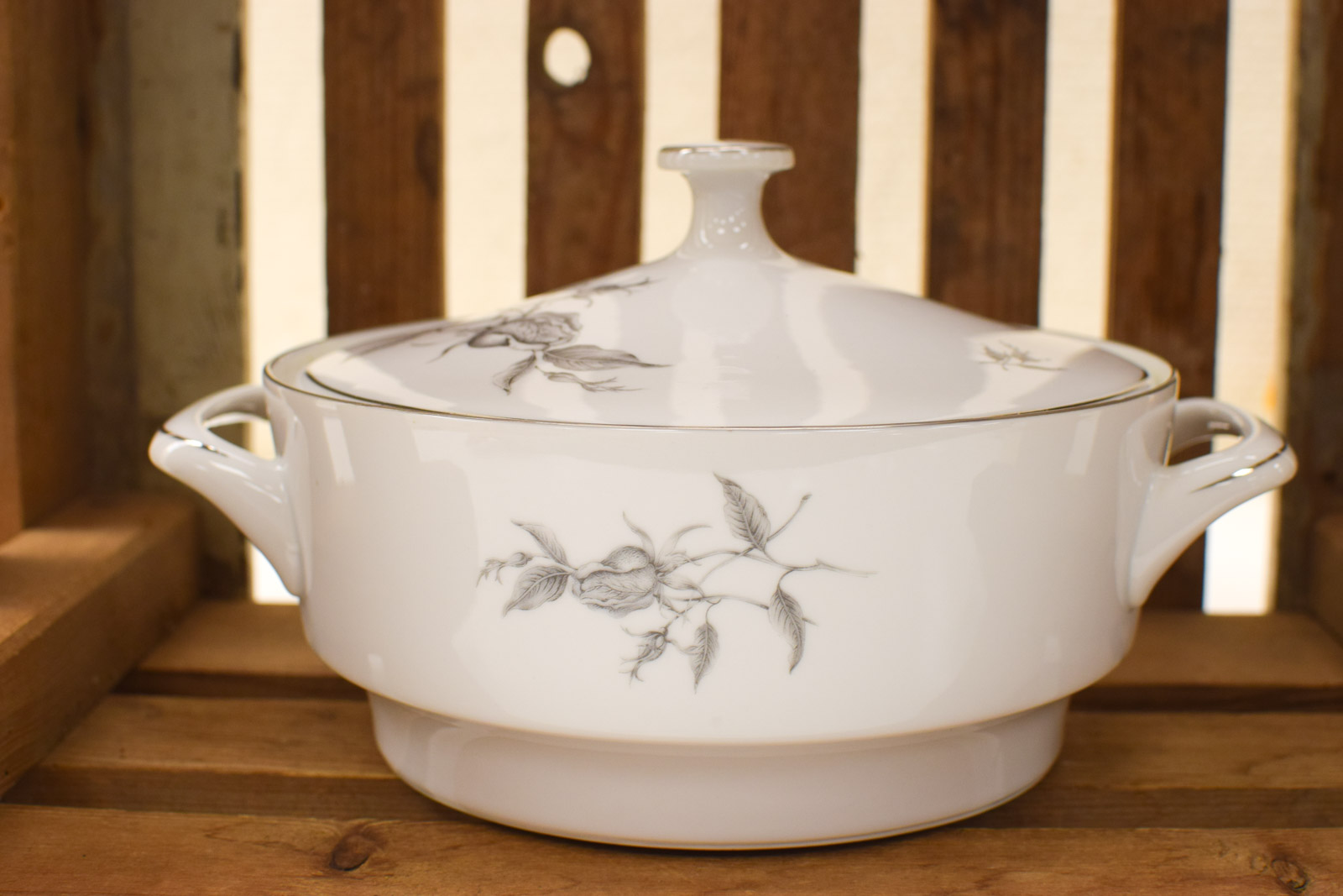 Alternative view of Porseleinen afdekschaal  met prent van een roos  50162