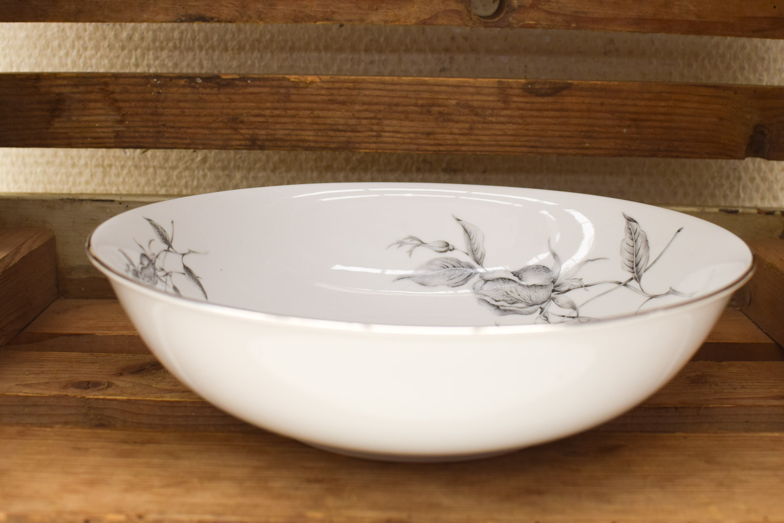 Porseleinen schaal met prent van een roos  50167