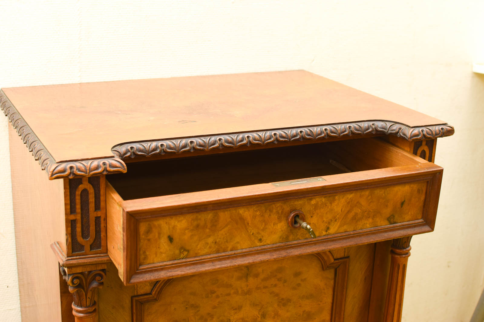 Alternative view of Duitse meiden kast volle pilaren mahonie  50205