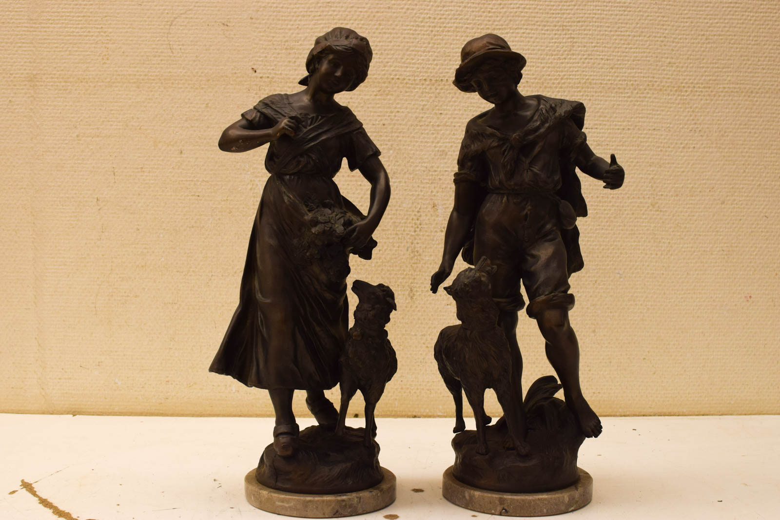 2 stuks Zinken beelden een Herder met zijn hond en een Herderin met een schaap 50247