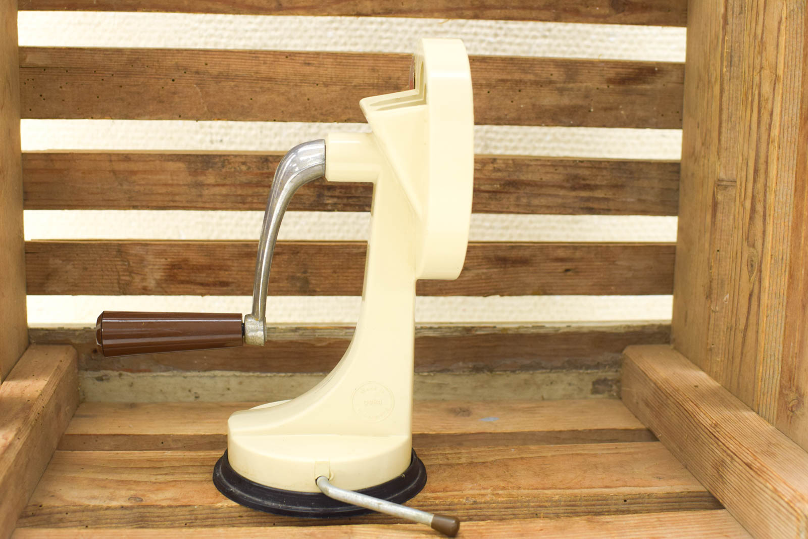 Alternative view of Vintage Geka Snijbonenmolen  50277