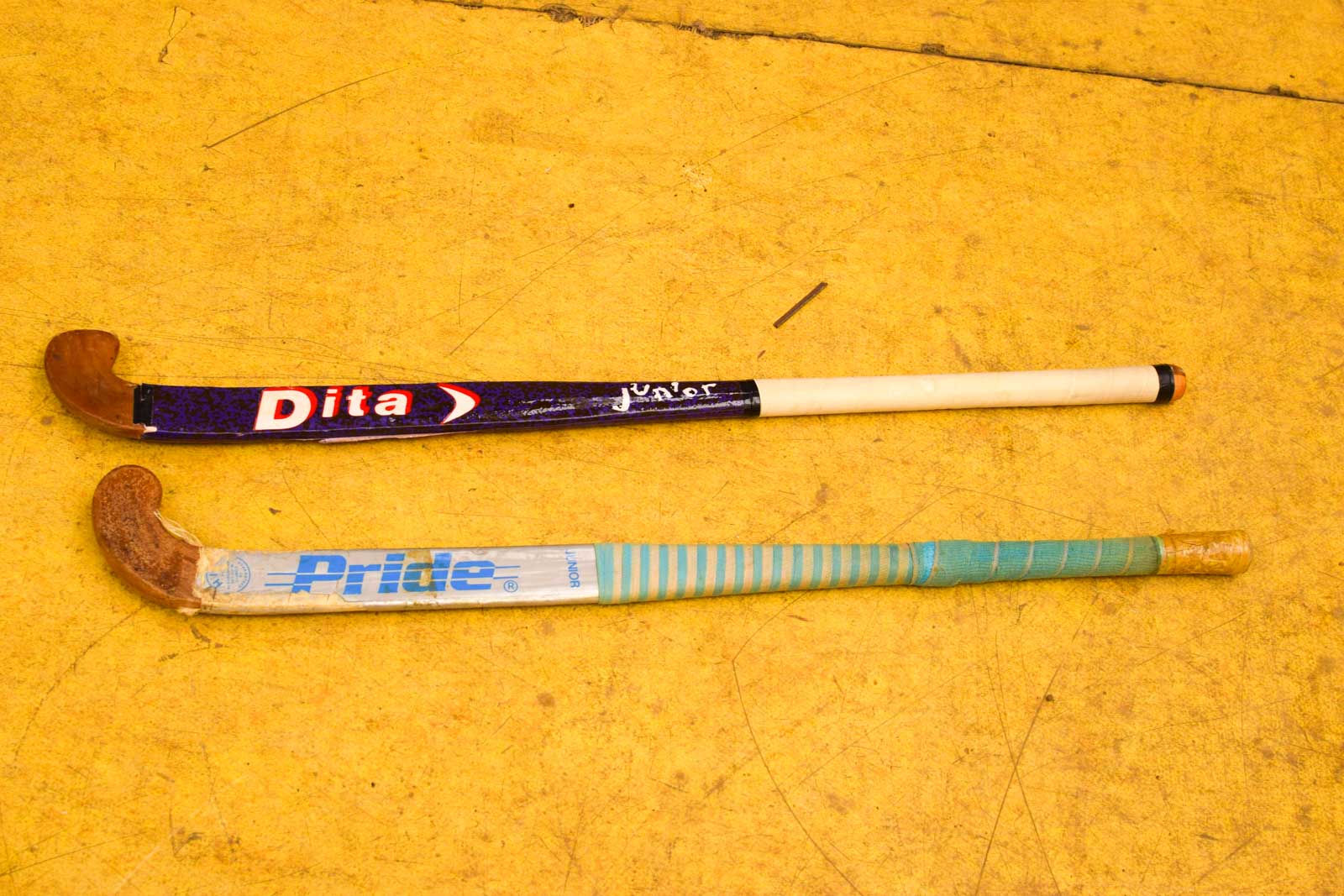 Alternative view of 2 stuks Hockeystick met 2 ballen en een draagzak 30387