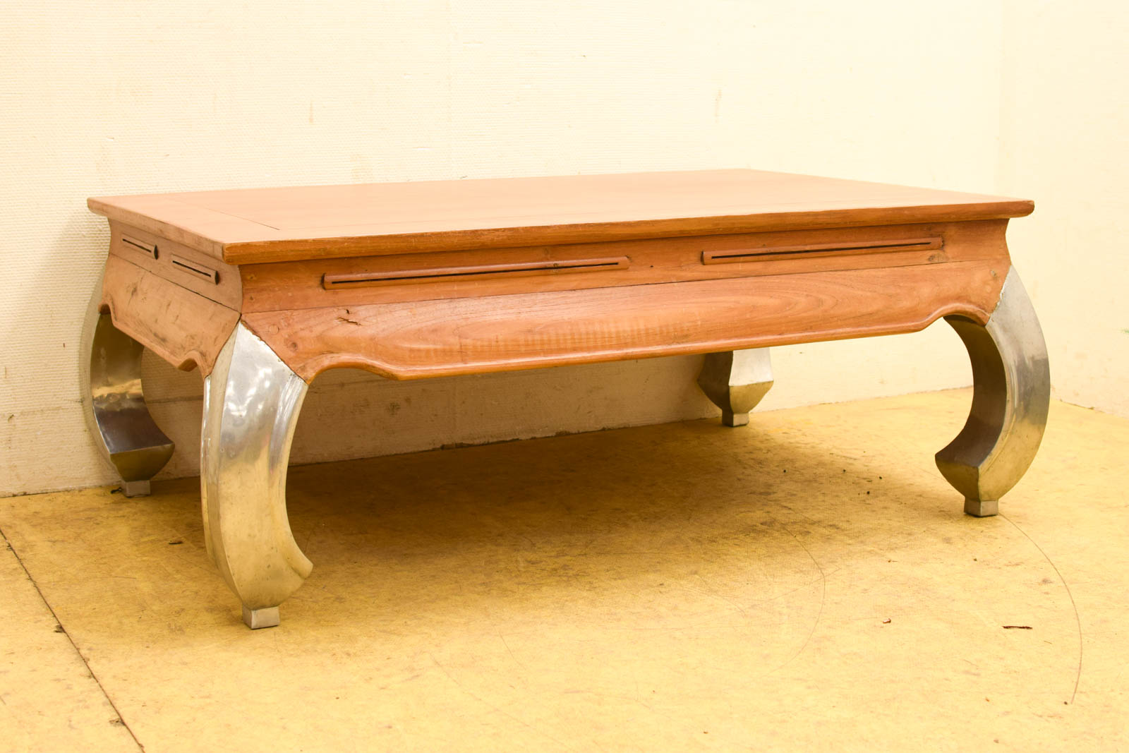 Alternative view of Houten Salontafel met poten van aluminium  50313