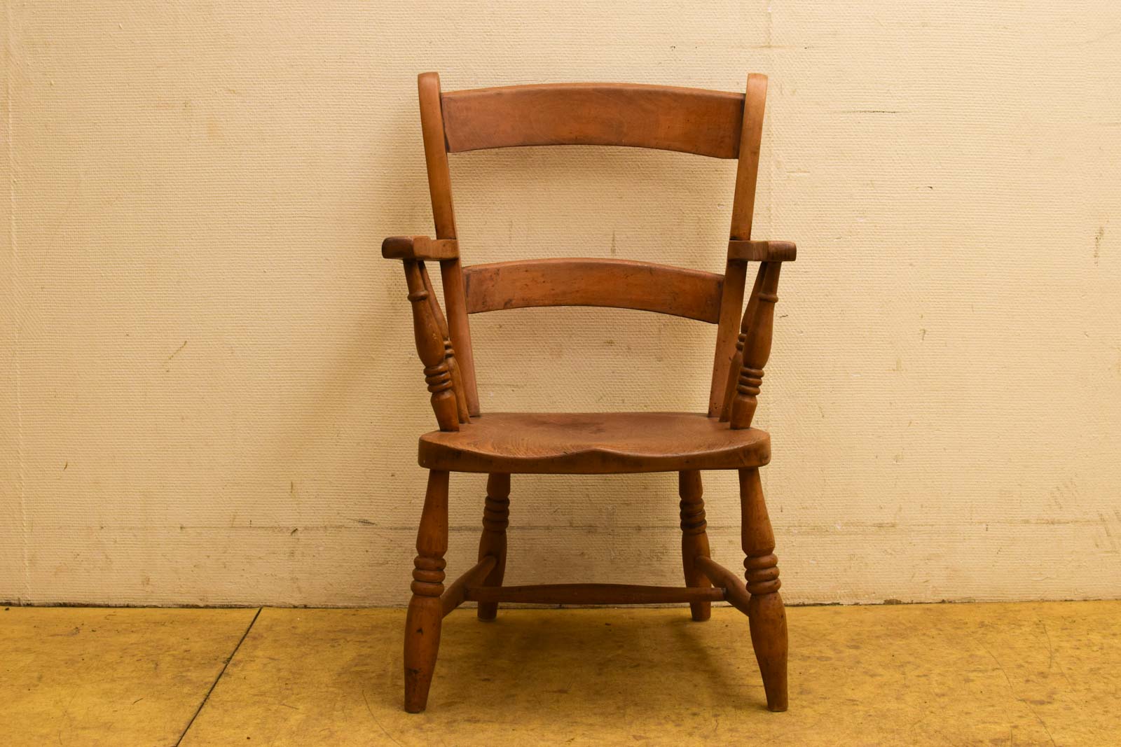 Houten stoel met armleuningen  50399