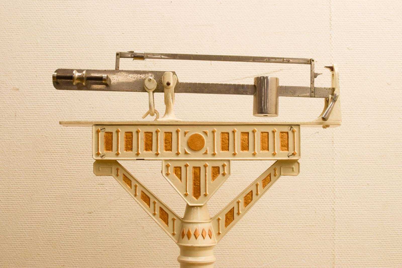 Alternative view of Gietijzeren Personenweegschaal  50425