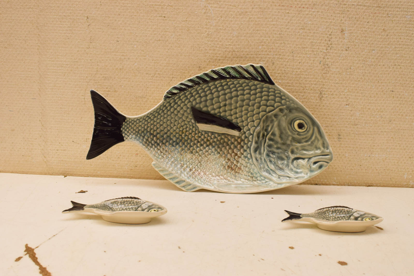 porseleinen serveerschaal met 2 schaaltjes in de vorm van een vis  50427