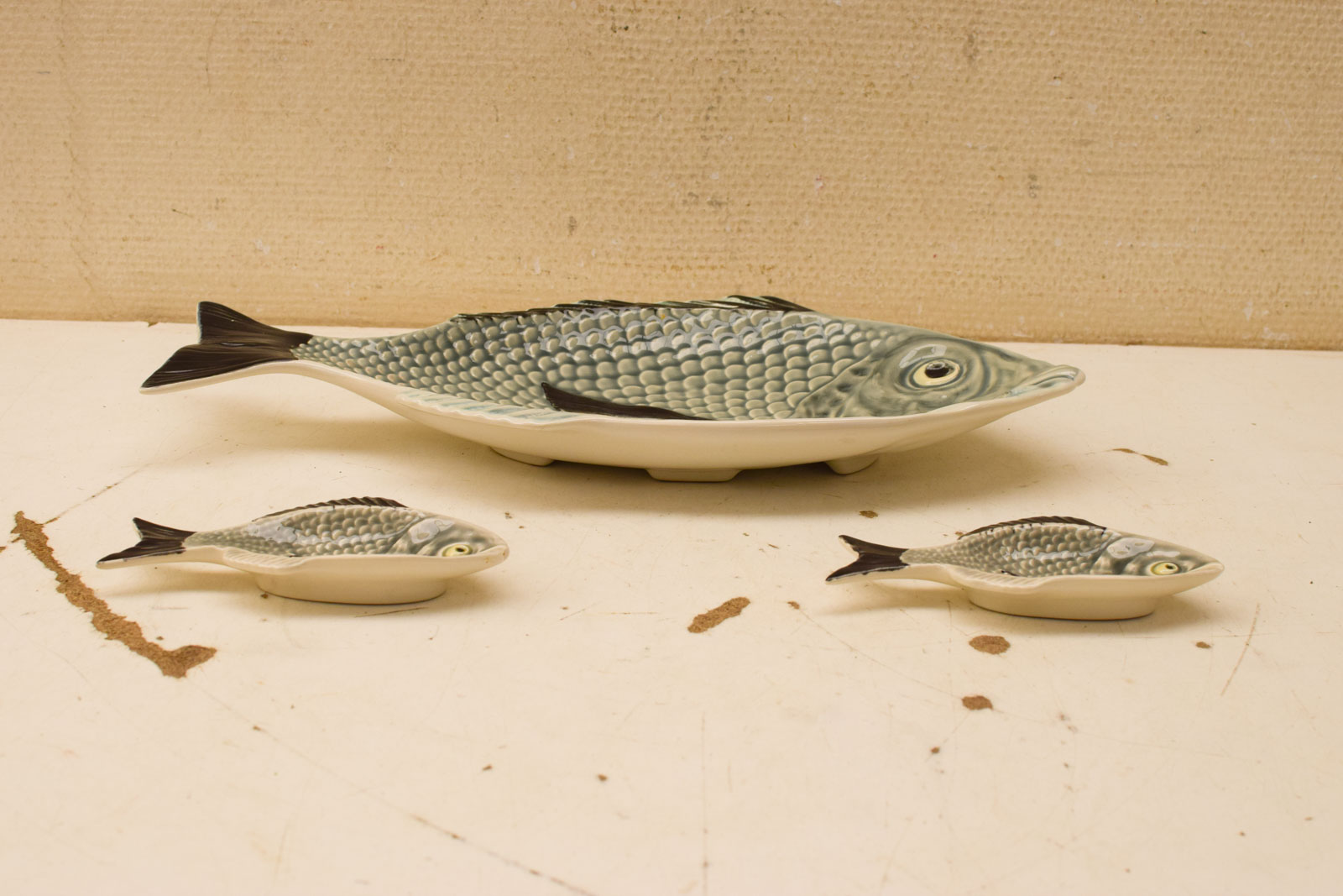 Alternative view of porseleinen serveerschaal met 2 schaaltjes in de vorm van een vis  50427