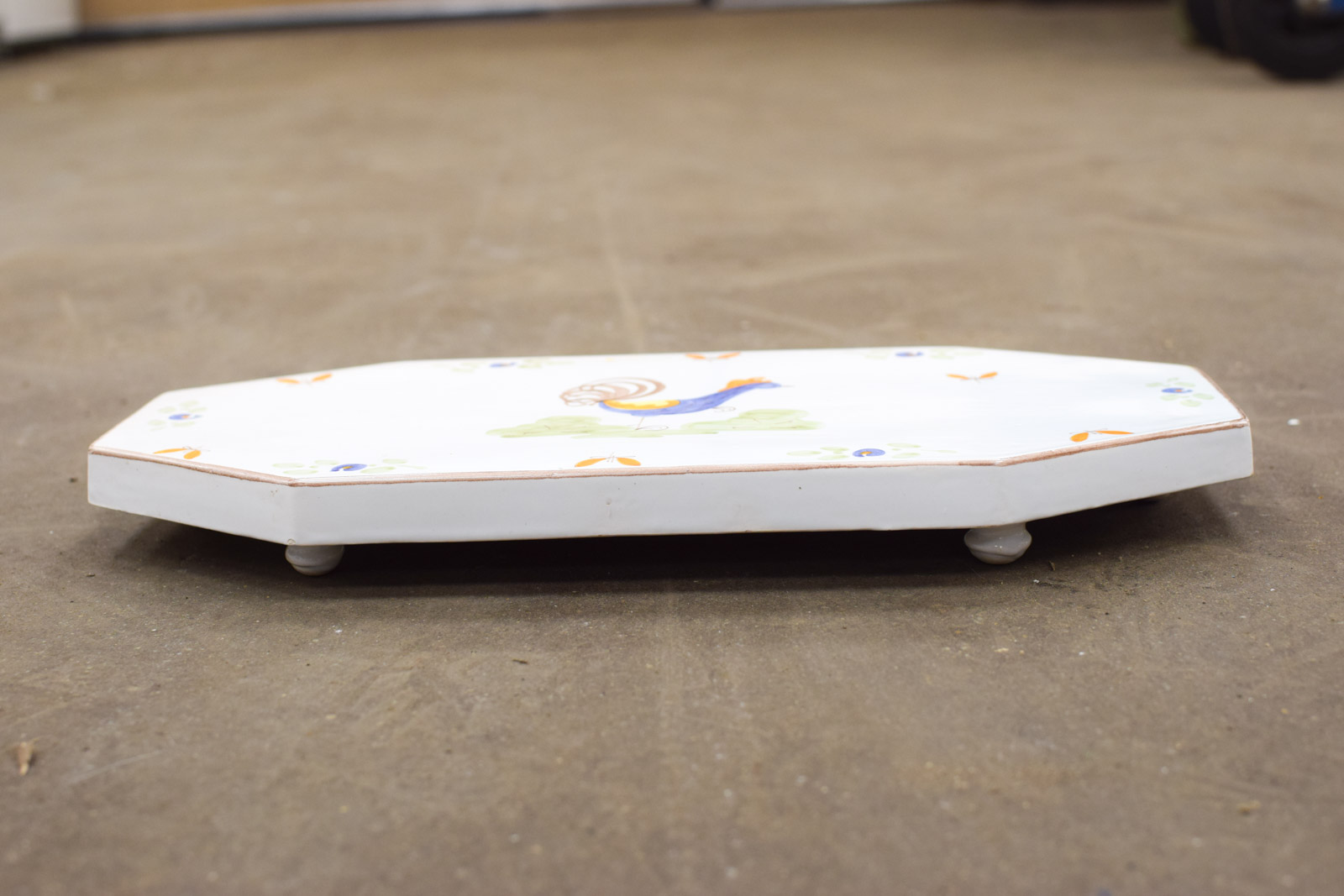 Porseleinen platte schaal op pootjes met prent van een haan  50525