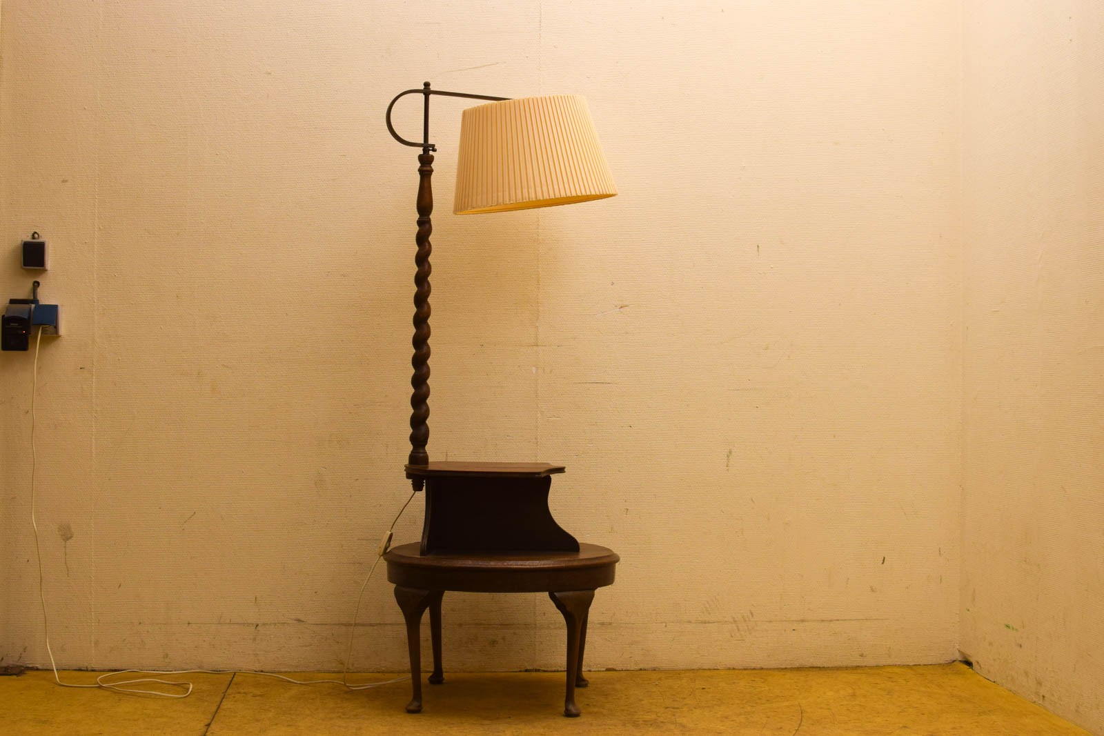 Vintage staande lamp met tafeltje 50574