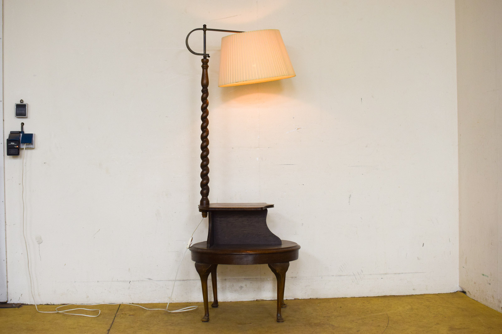 Alternative view of Vintage staande lamp met tafeltje 50574